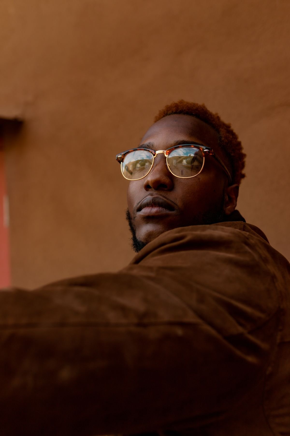 Hombre usando lentes oftálmicos con iluminación cálida