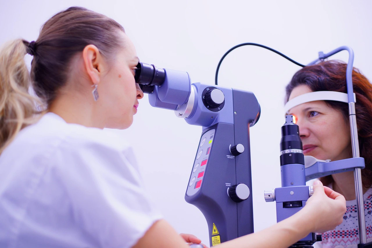Profesional de la salud visual realizando un examen de los ojos con equipo especializado