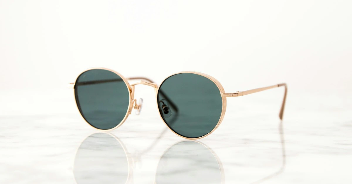 Primer plano de armazones de lentes de distintos estilos y colores