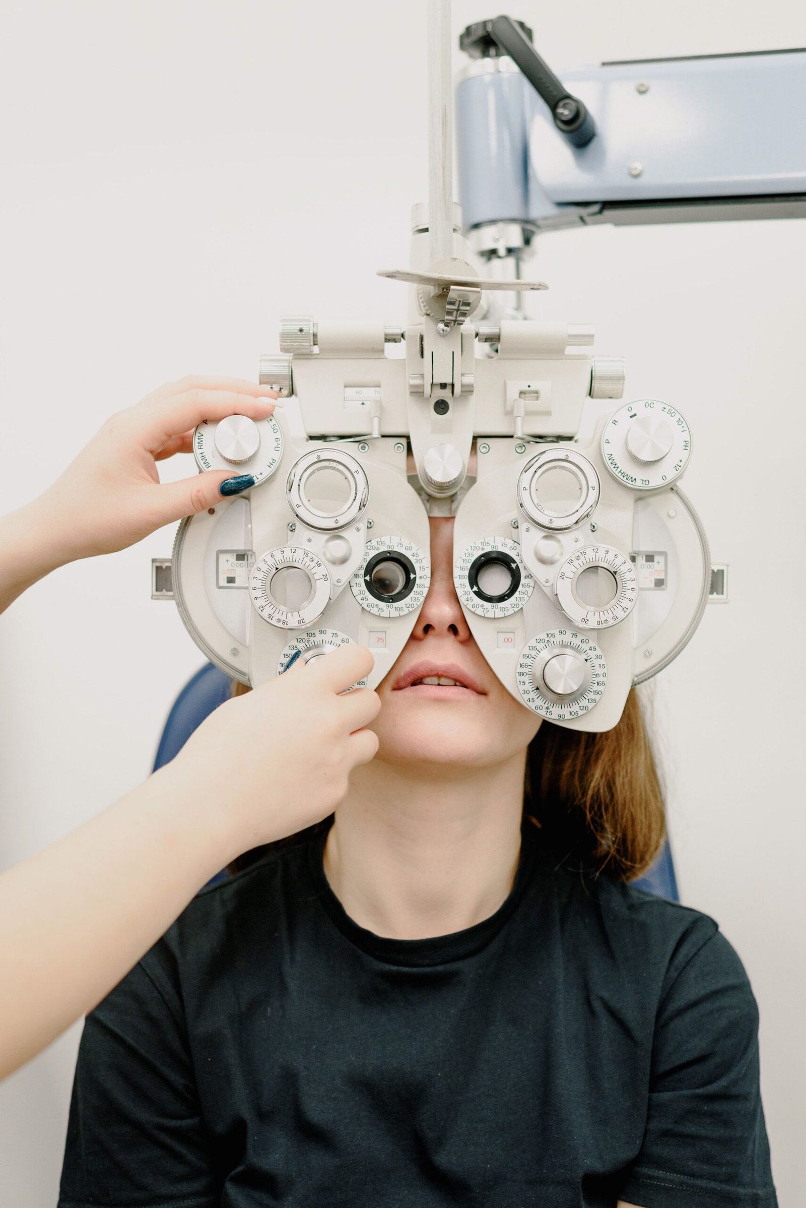 Optometrista realizando un examen visual a una paciente con equipo especializado