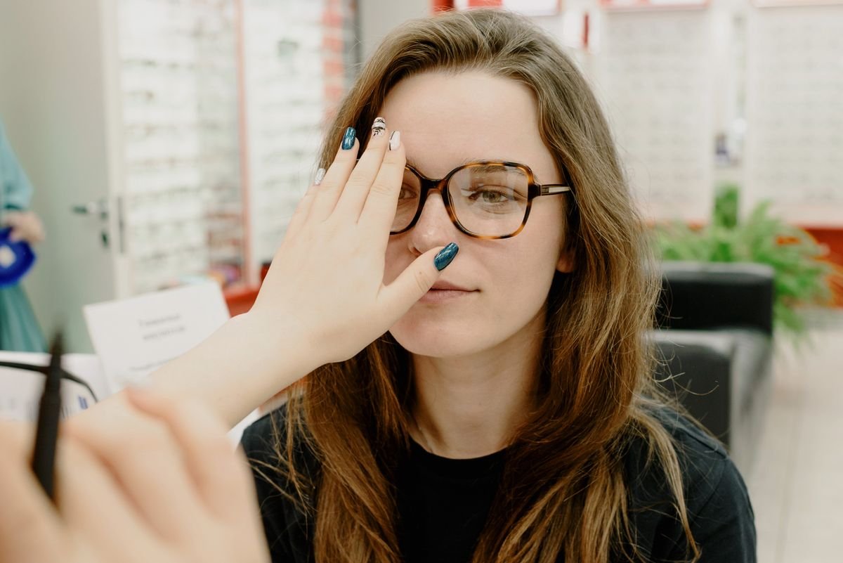 Especialista revisando la visión de un paciente durante un examen ocular