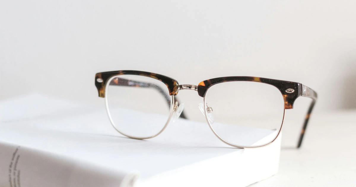 Variedad de lentes graduados exhibidos en los estantes de una óptica
