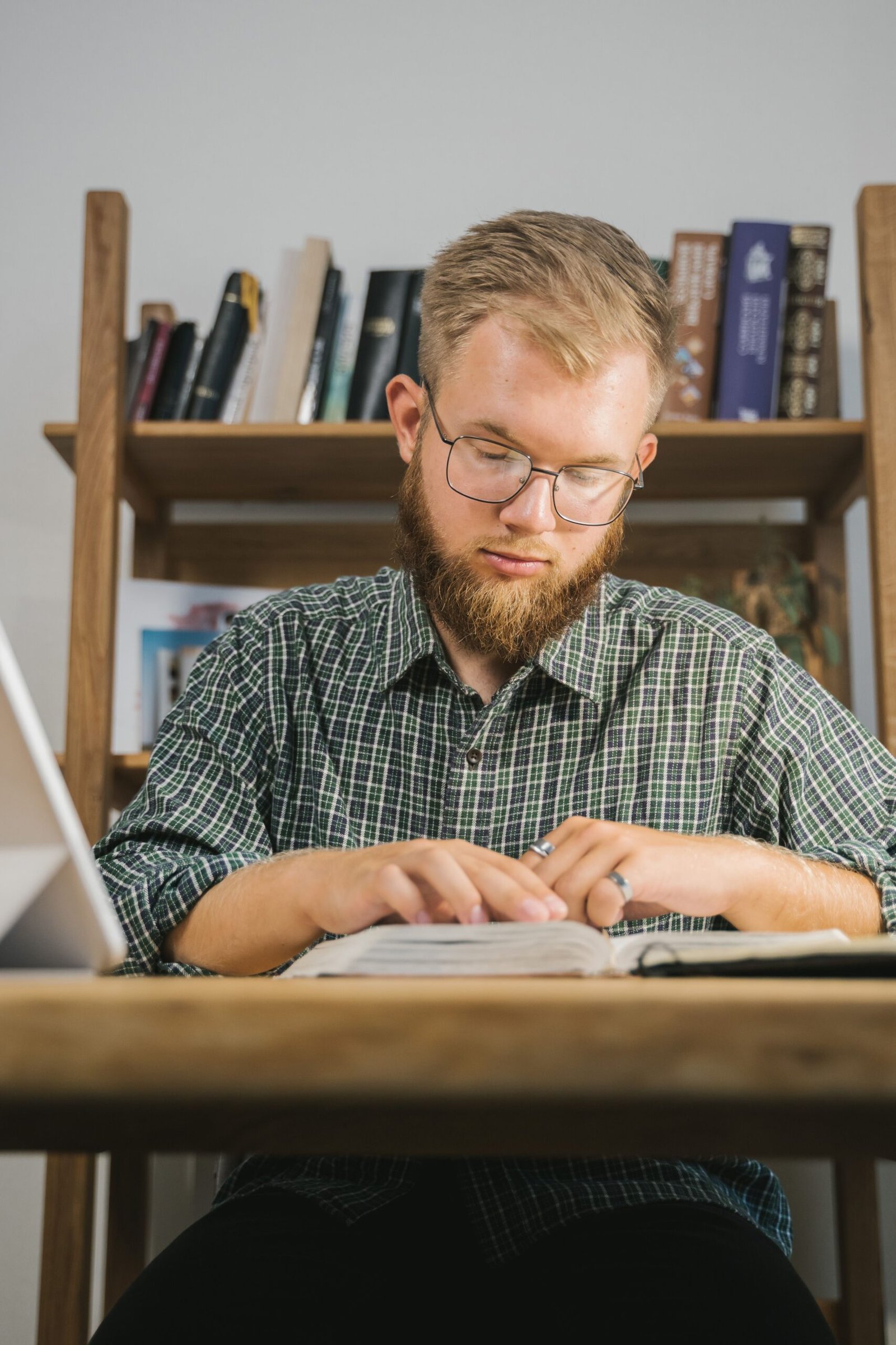 Hombre con anteojos leyendo un libro, un gesto habitual al notar presbicia después de los 40