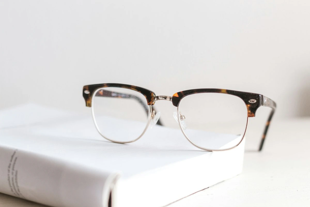 Exhibidor de monturas de lentes en el interior de una óptica