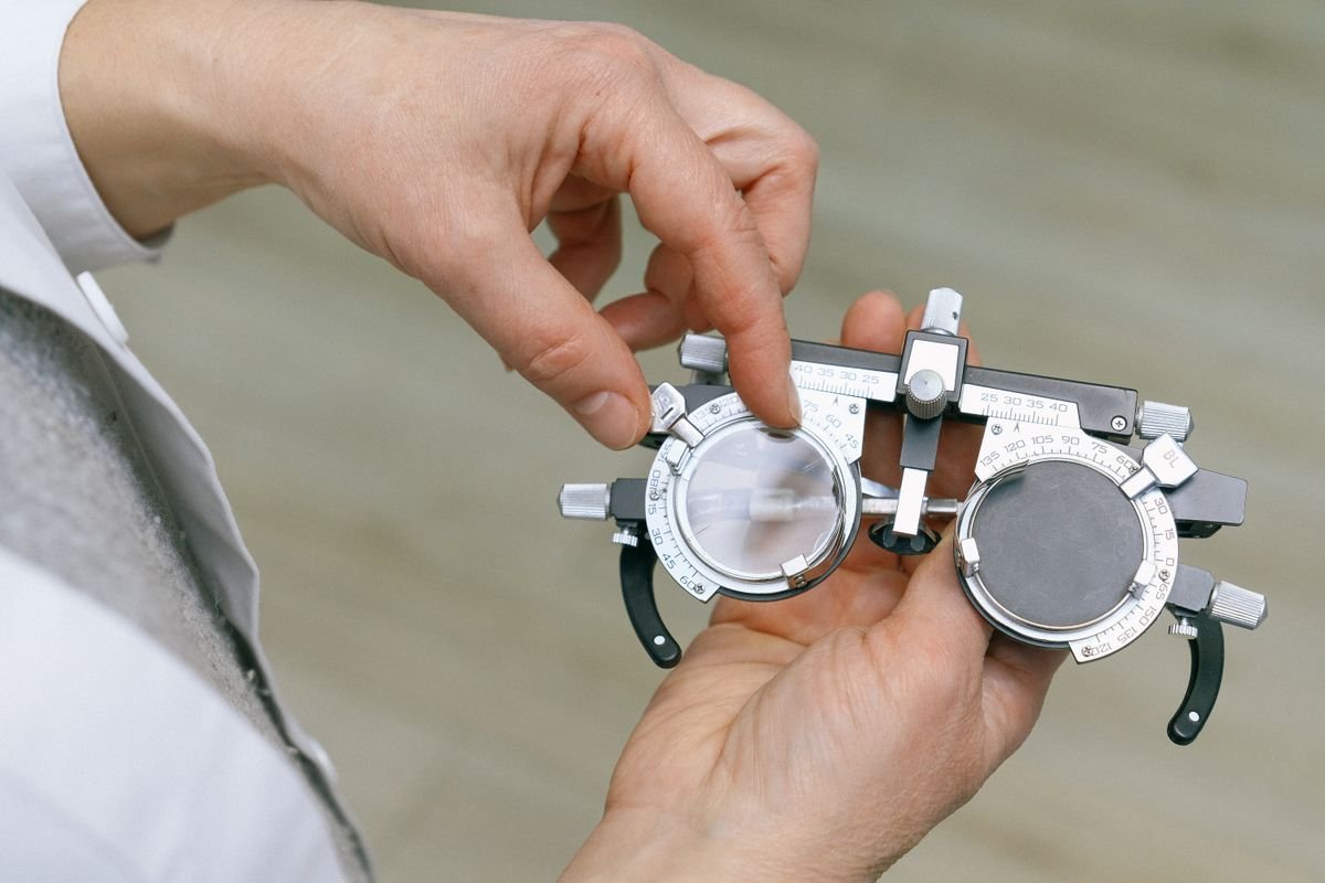 Optometrista ajustando lentes de prueba durante un examen de la vista